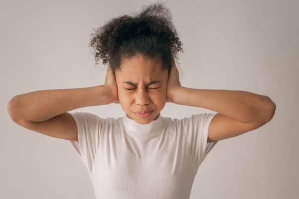 Acouphènes : ce que l'entourage ne comprend pas (et comment en parler)